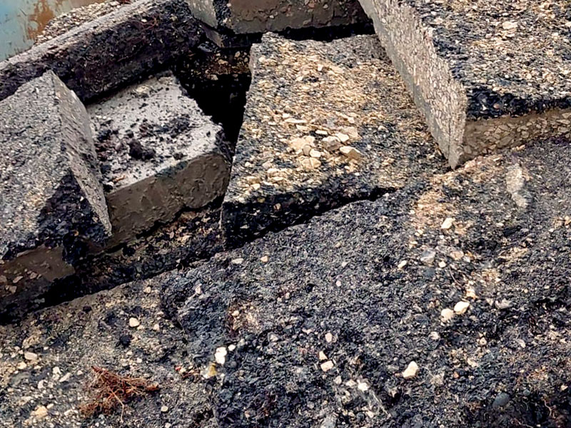 Foto von teerfreien Asphalt-Stücken aus öffentlichen Straßen und Wegen und privaten Grundstücken und Grundstückseinfahrten