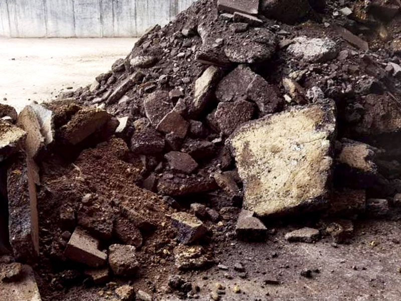 Foto von teer- oder pechhaltigem Straßenaufbruch aus Abbruch, Rückbau und Sanierungsmaßnahmen und Instandsetzungsmaßnahmen im Straßen-, Wege- und Verkehrsflächenbau