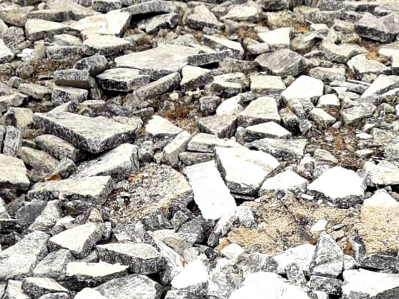 Foto von teer- oder pechhaltigem Gussasphalt aus Abbruch, Rückbau und Sanierungsmaßnahmen und bei Instandsetzungsmaßnahmen im Gewerbehallen- und Werkstattbau 