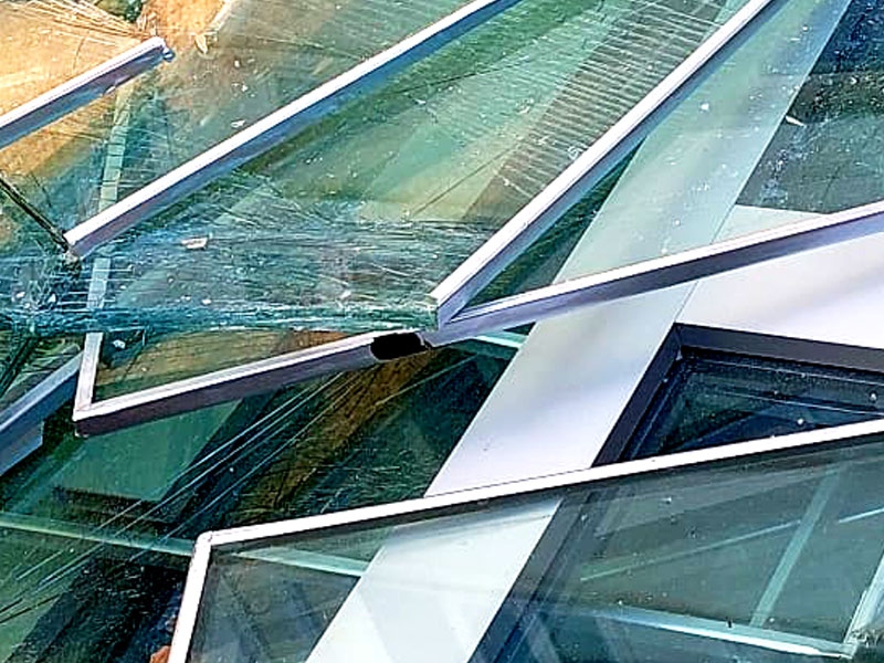 Foto von Altglas aus Abbruch, Renovierung und Entrümpelungsmaßnahmen