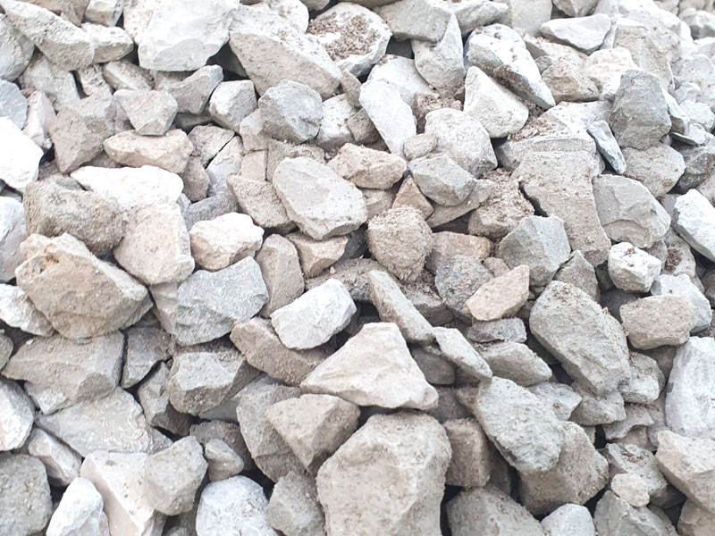 Foto von Schotter zum Bau von Versickerungsanlagen und Rigolen, als Stabilisierungsschicht unter Frostschutzschichten oder als Dekormaterial rund ums Haus